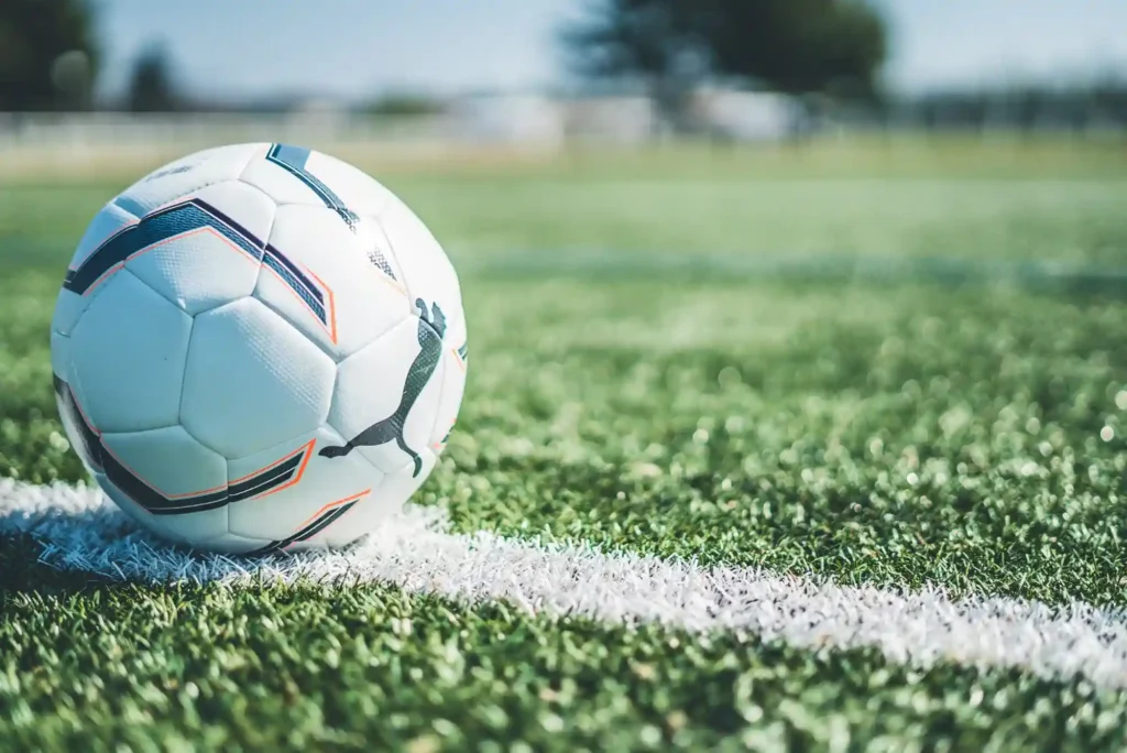 ما الفرق بين المراكز الأربعة الأولى في ترتيب الدوري الإنجليزي؟