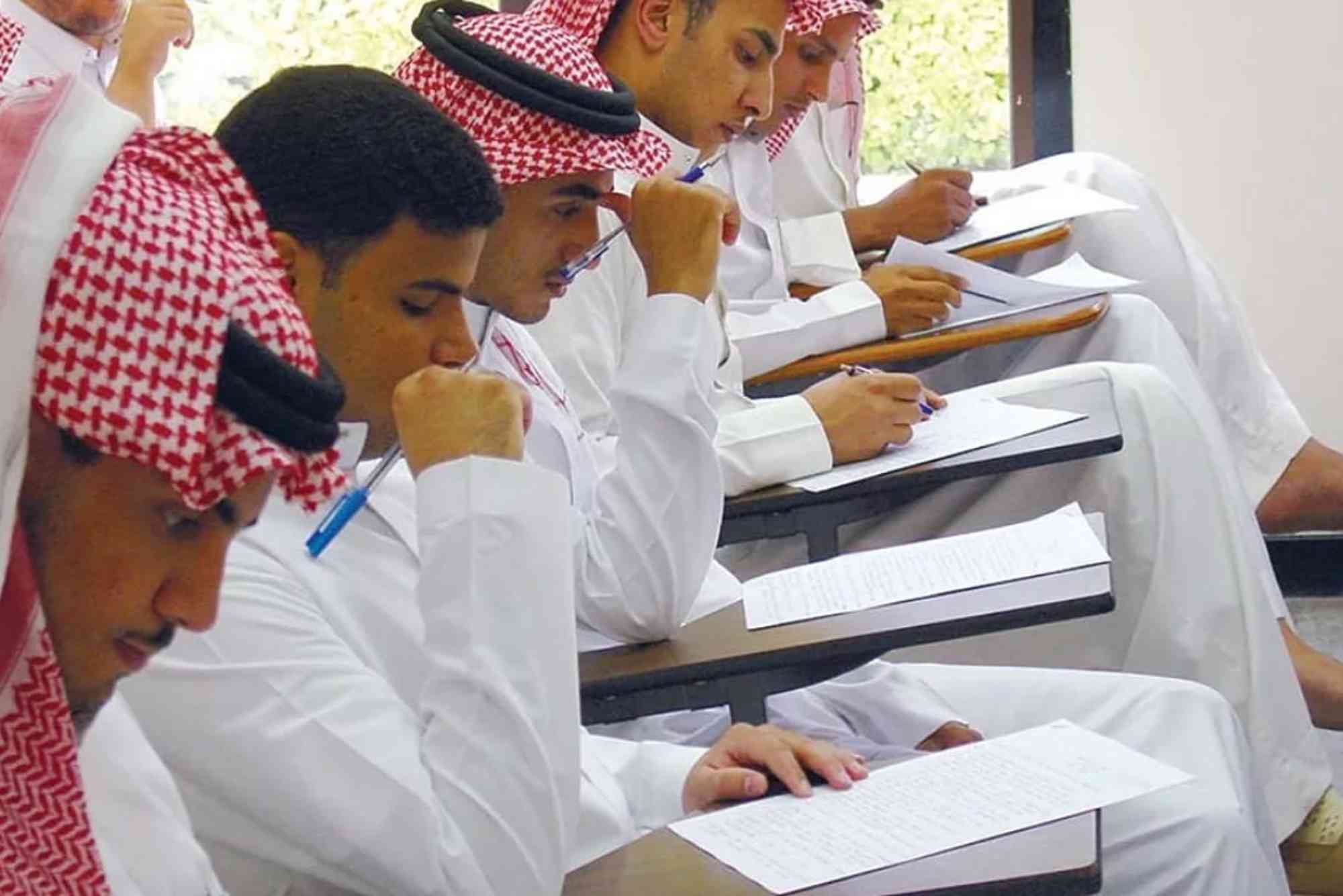 من اليسر التساهل في إقامة الحدود وتخفيفها وعدم إقامتها .