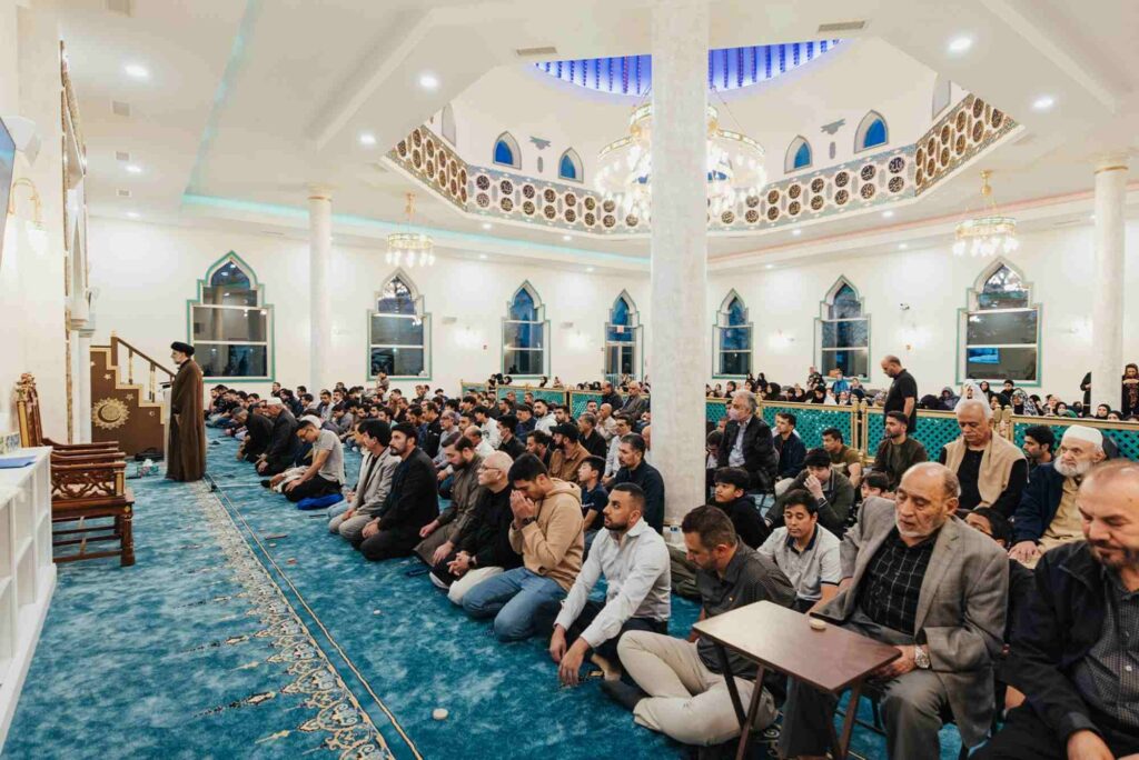 الإقامة هي: الإعلام بدخول وقت قيام الصلاة بذكر مخصوص.